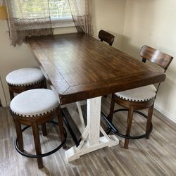 Valebeck Table With 4 Chairs 
