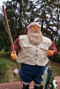 Grandeur Noel Fishing Santa