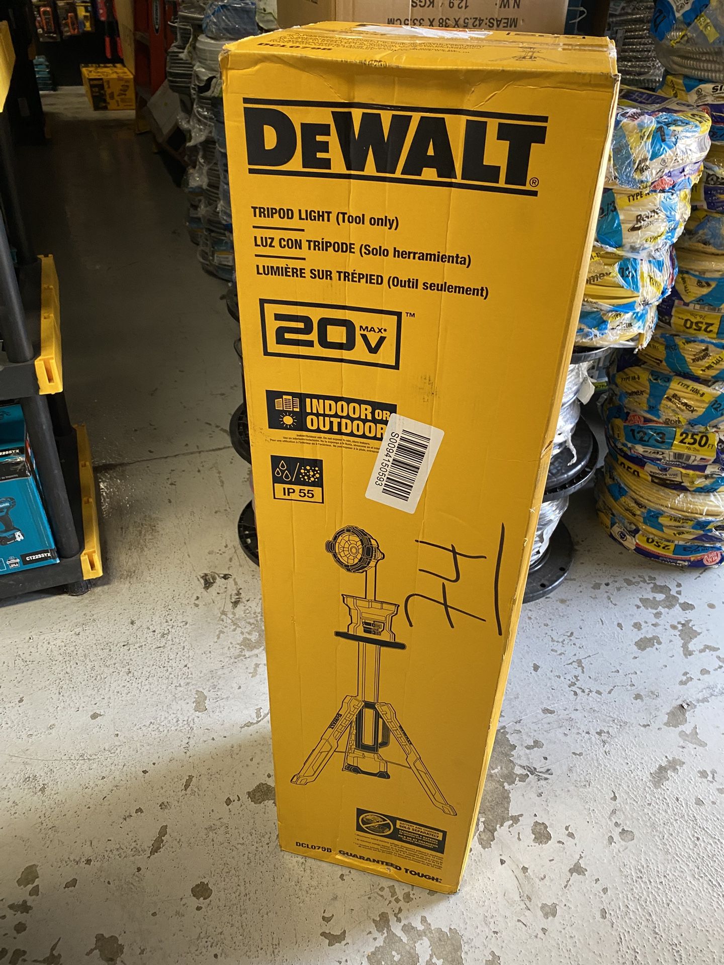 DEWALT 20V MAX 3000-Lumen Adjustable LED Tripod Light