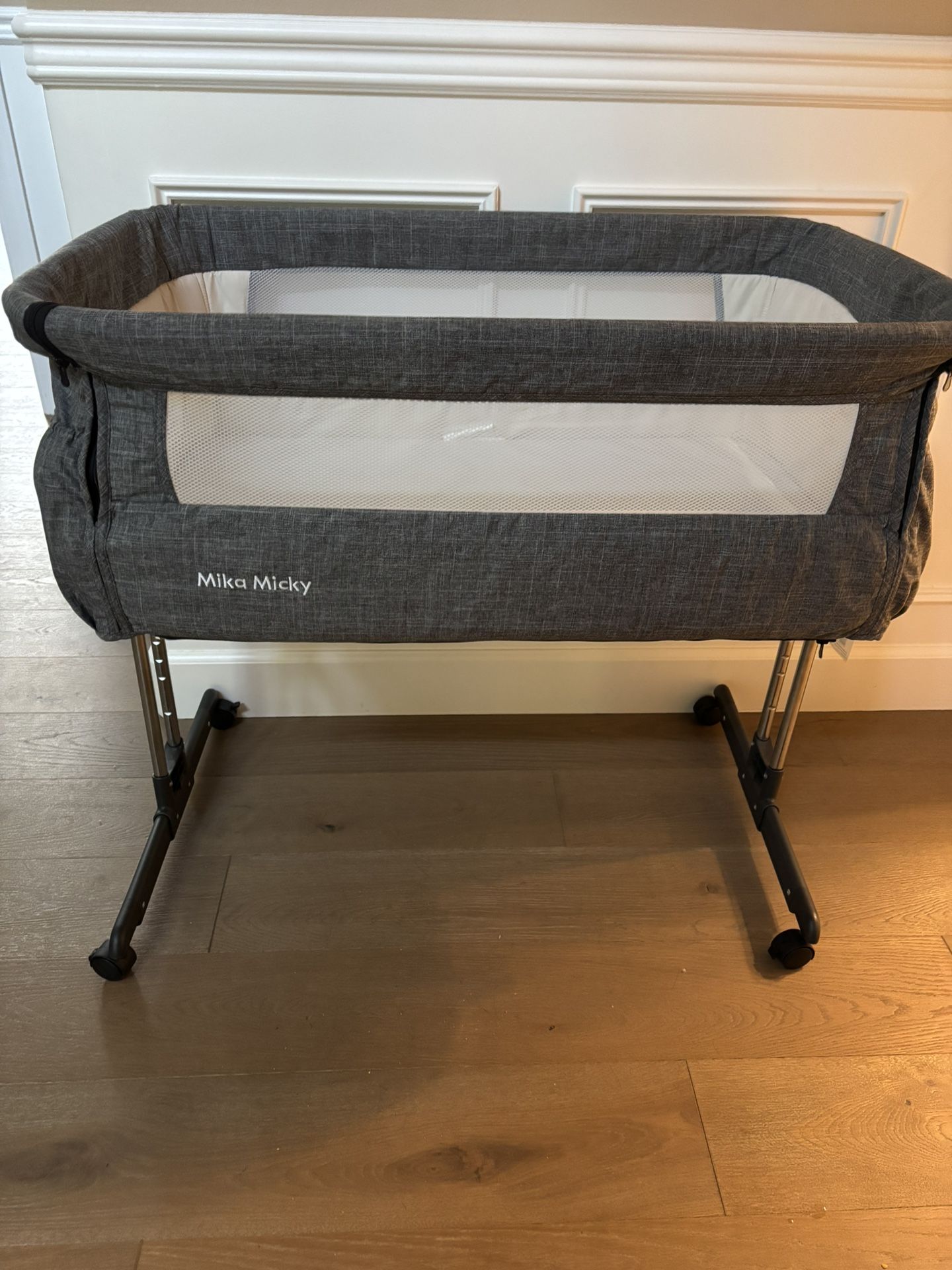 Mika Mikey Bedside bassinet