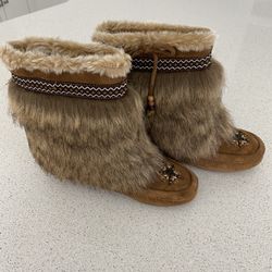 Ladies Tan Suede Boots With Beading & Faux Fur