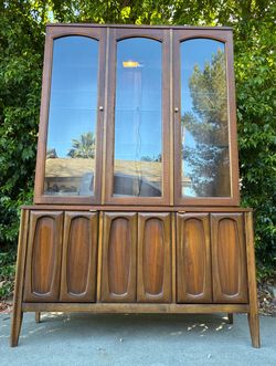 Mid-Century Modern Broyhill hutch// china cabinet