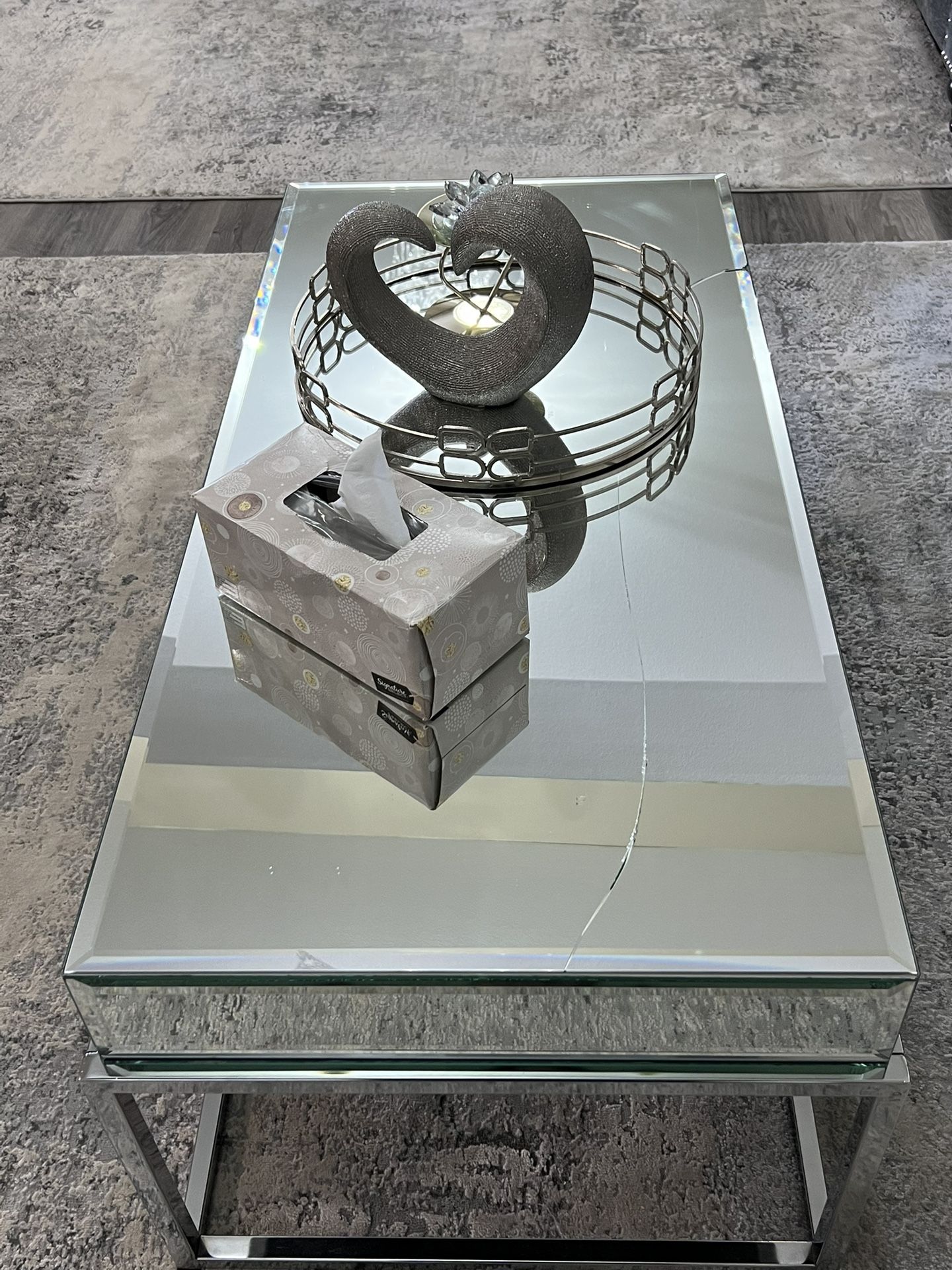 Mirror 🪞 table they have some crack on it