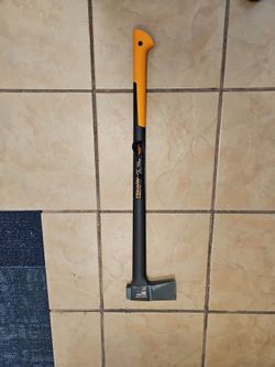 Fiskars X27 Axe