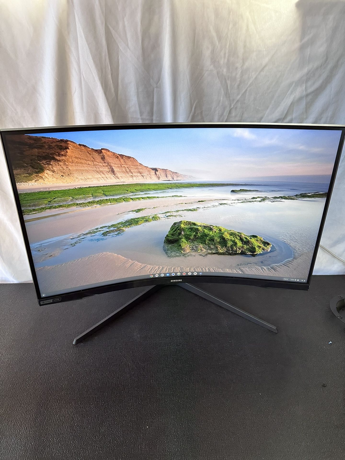 Samsung Odyssey G7 32" 240Hz 1ms G-Sync Compatible Curved Gaming Monitor Screen