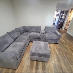 New Sectional Corduroy Couch with USB Console and Ottoman ! Free Delivery 🚚!