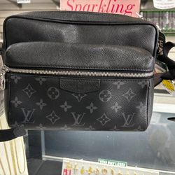 Louise Vuitton Outdoor Messenger Taigarama