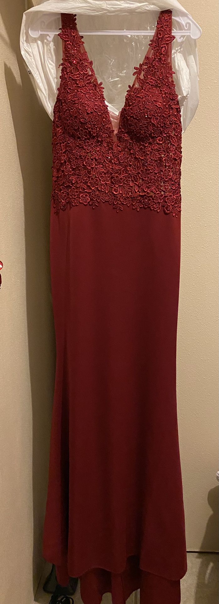 Red Formal Dress, Form Fitting, Medium, Sequins, Gliterry