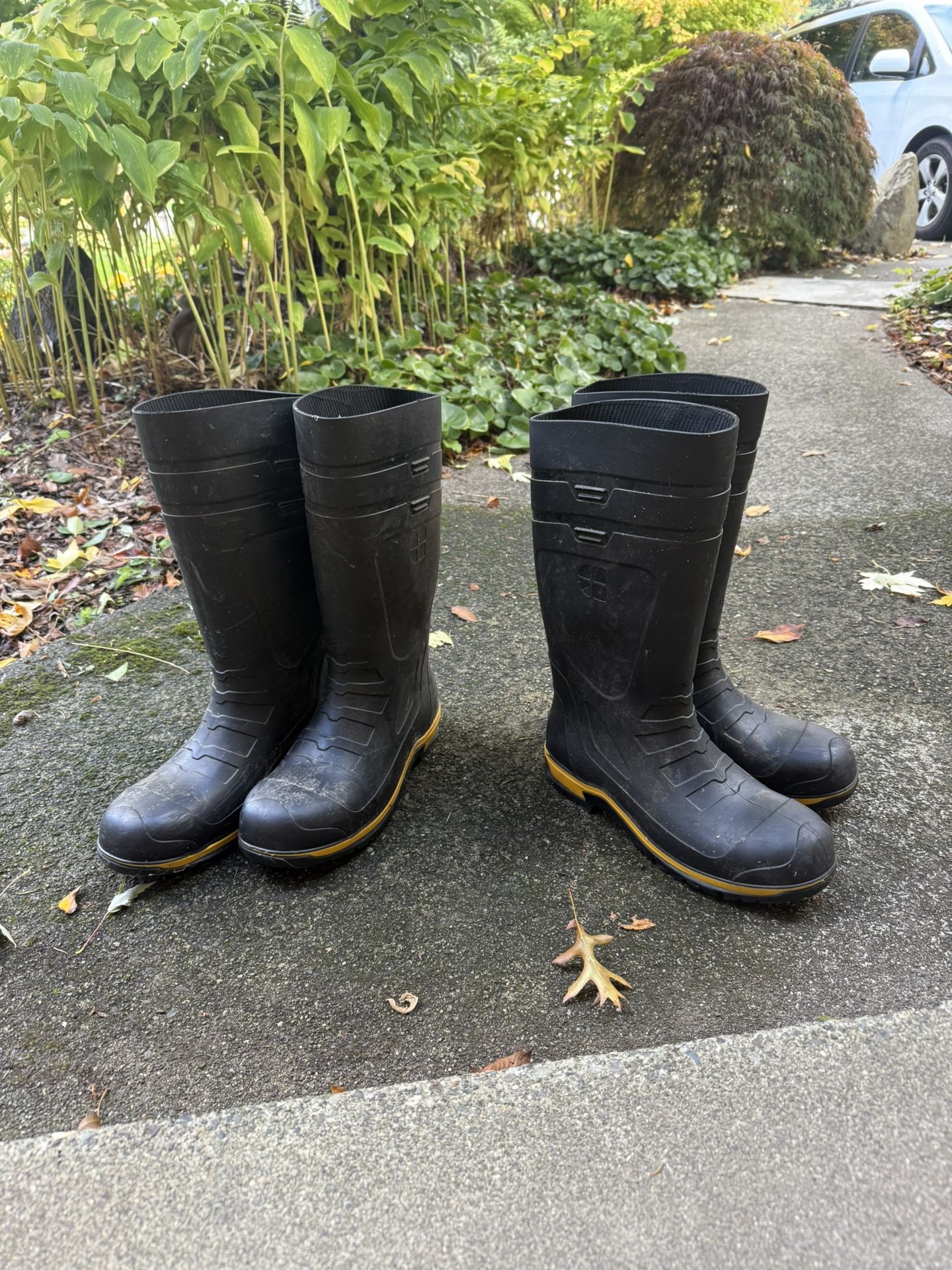 Size 11 steel toe and slip resistant work boots