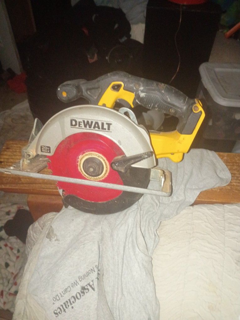 20 V Cordless DeWalt Saw