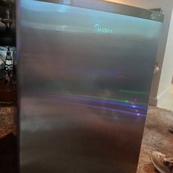 Midea
2.4 cubic feet Stainless Steel Mini Fridge