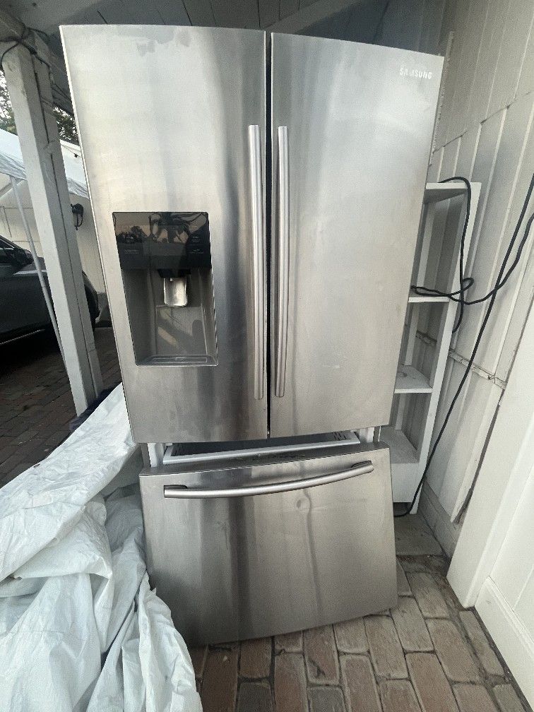 Refrigerator $100 . Works Good . Ice Maker 🧊 Great