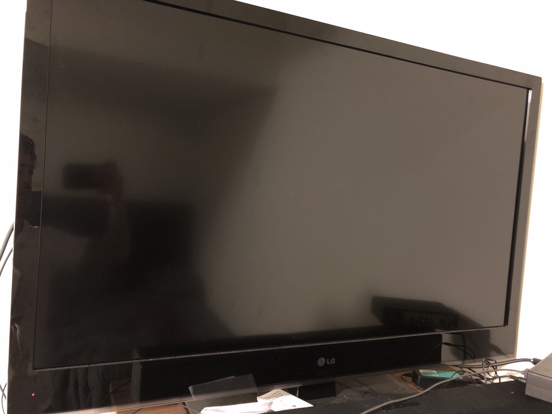 LG 42” FLAT SCREEN TV 1080p $150