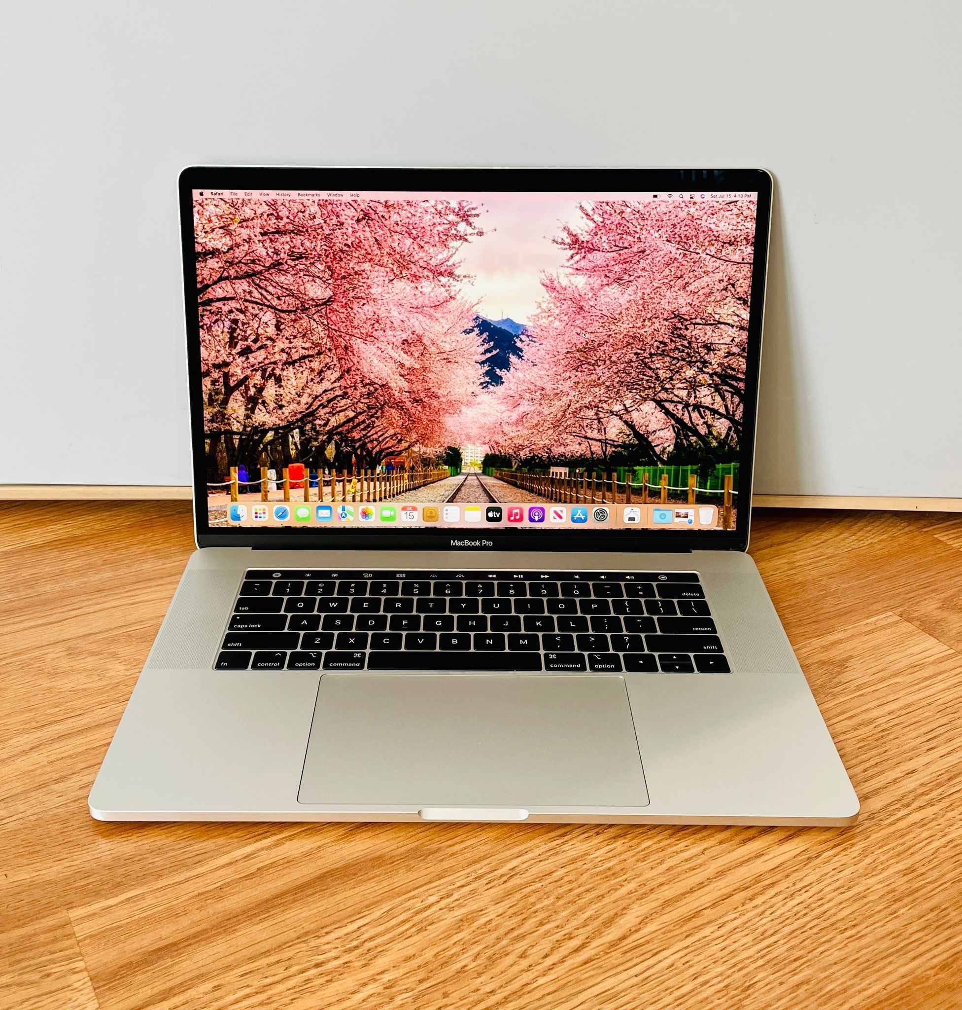 APPLE MACBOOK PRO 15” 2019 i7 6CORE 32GB RAM 1TB SSD FULLY FUNCTIONAL