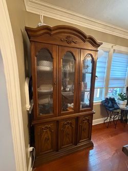 Beautiful Solid Wood China Cabinet / Hutch – Great Condition