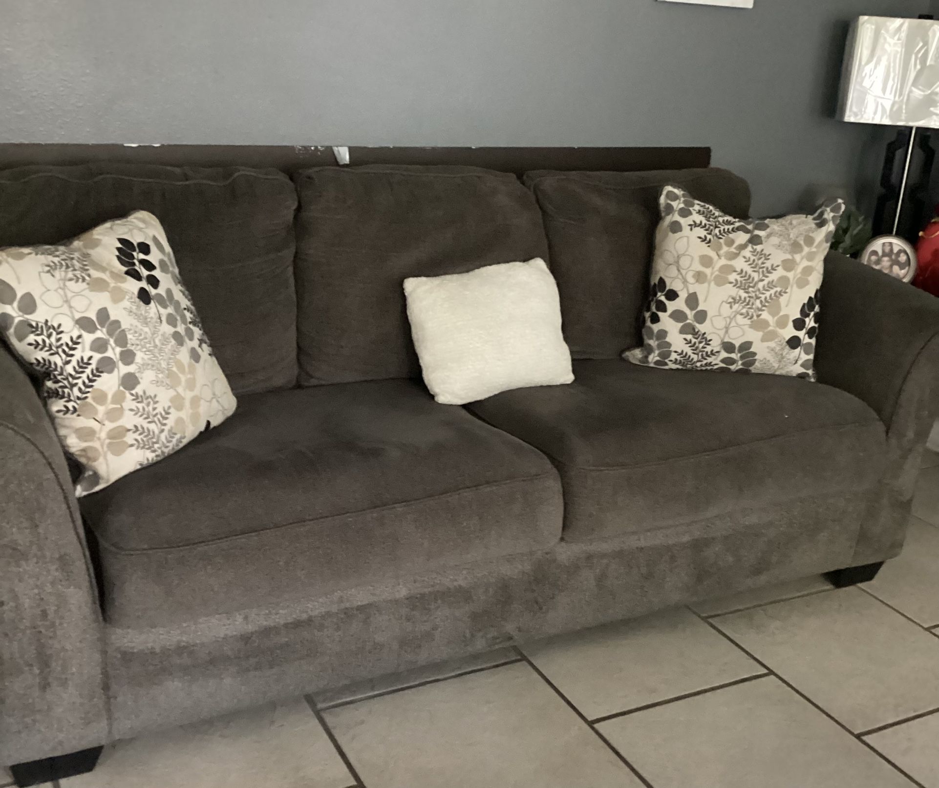 USED SET WITH SOFA,LOVE SEAT,LAMPS,TABLES IN GOOD CONDITION..$450 DLLS..PRICE IS FIRM/NO DELIVERY 