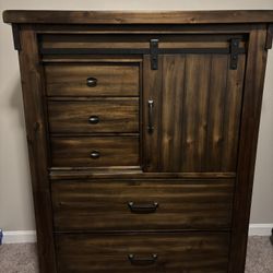Ashley Furniture Lakeleigh 5 drawer chest (model B718-46)