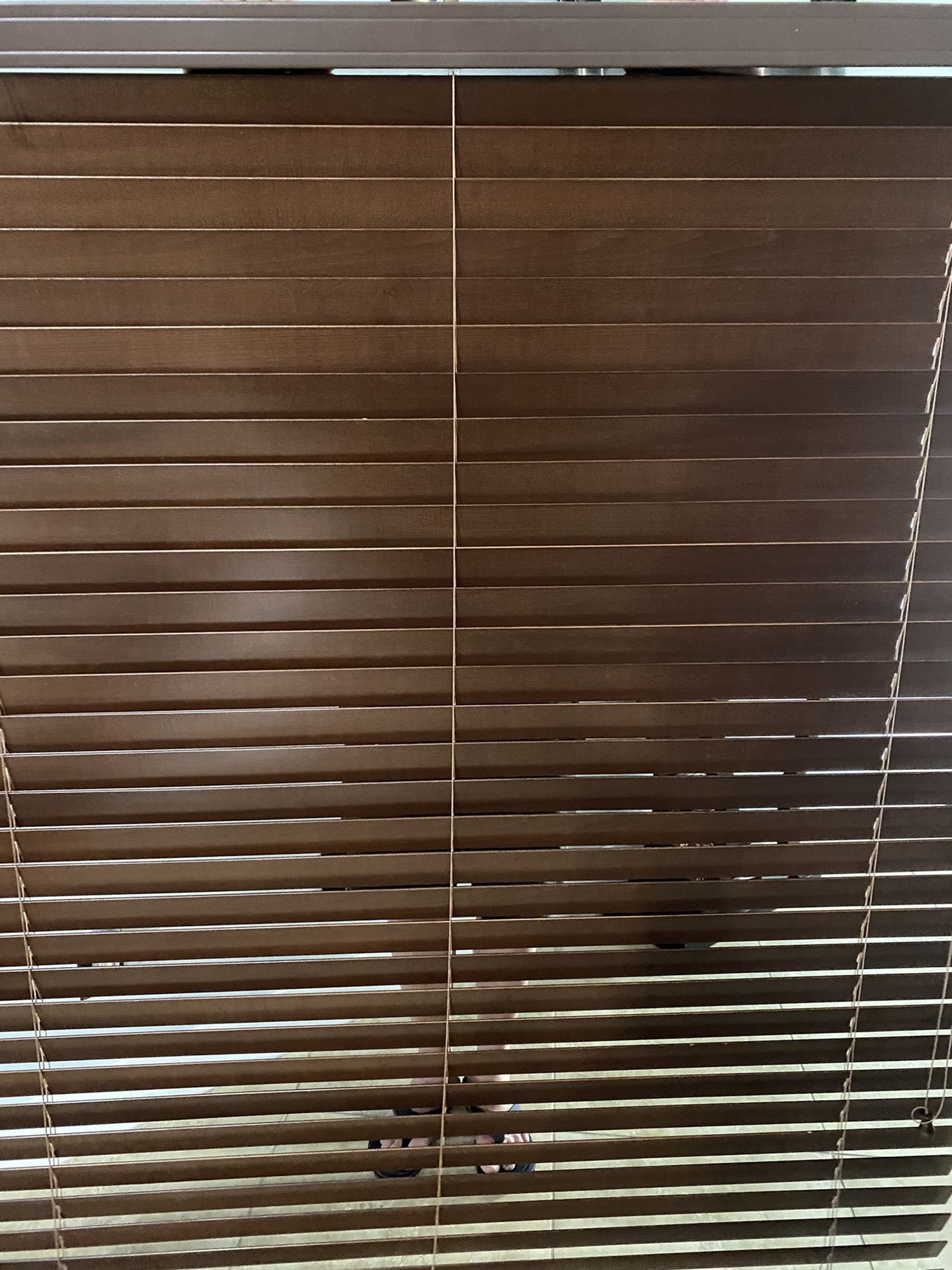 Cortinas De Madera Para Ventanas Y Una Puerta De Corredera