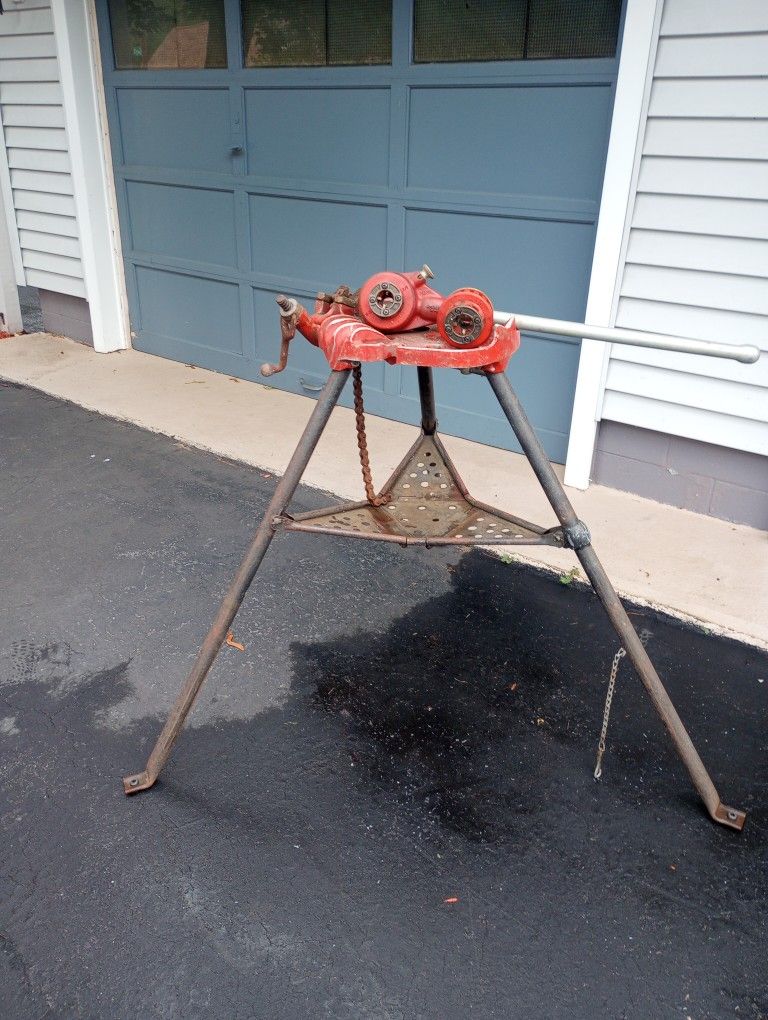 Plumbers Vice And Threader 1/2 And 1"