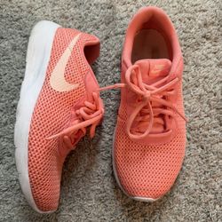 Nike Women’s Size 7 (Girls Size 5.5Y)