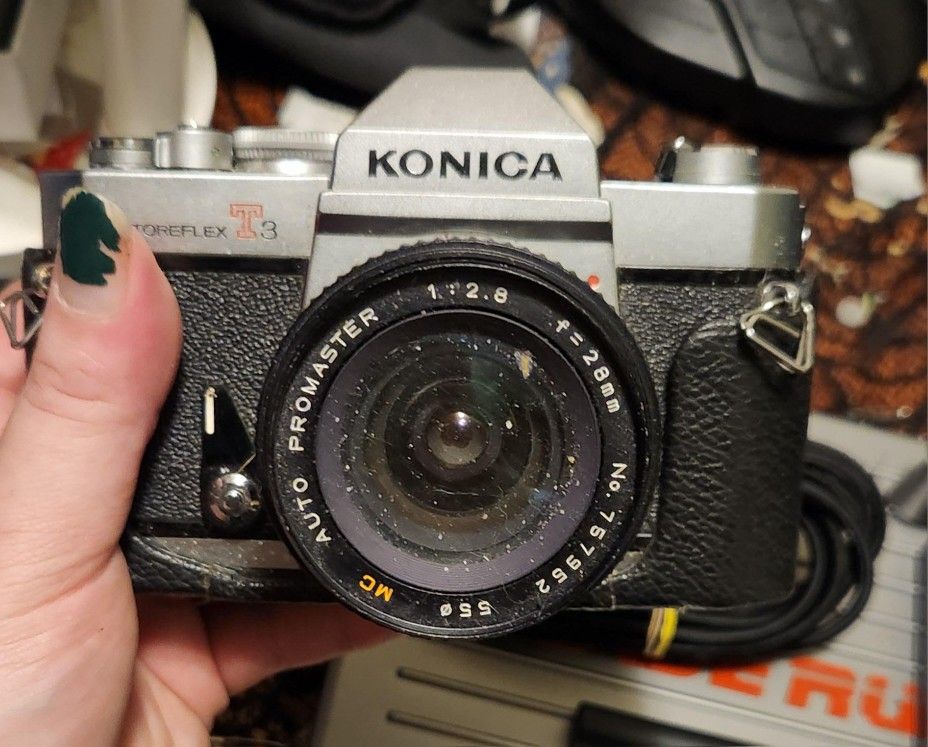 Vintage Konica Autoreflex T3
35mm with a Promaster 28mm Lens