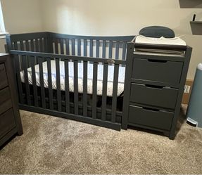 Graco 4 in 1 convertible baby crib with changing table
