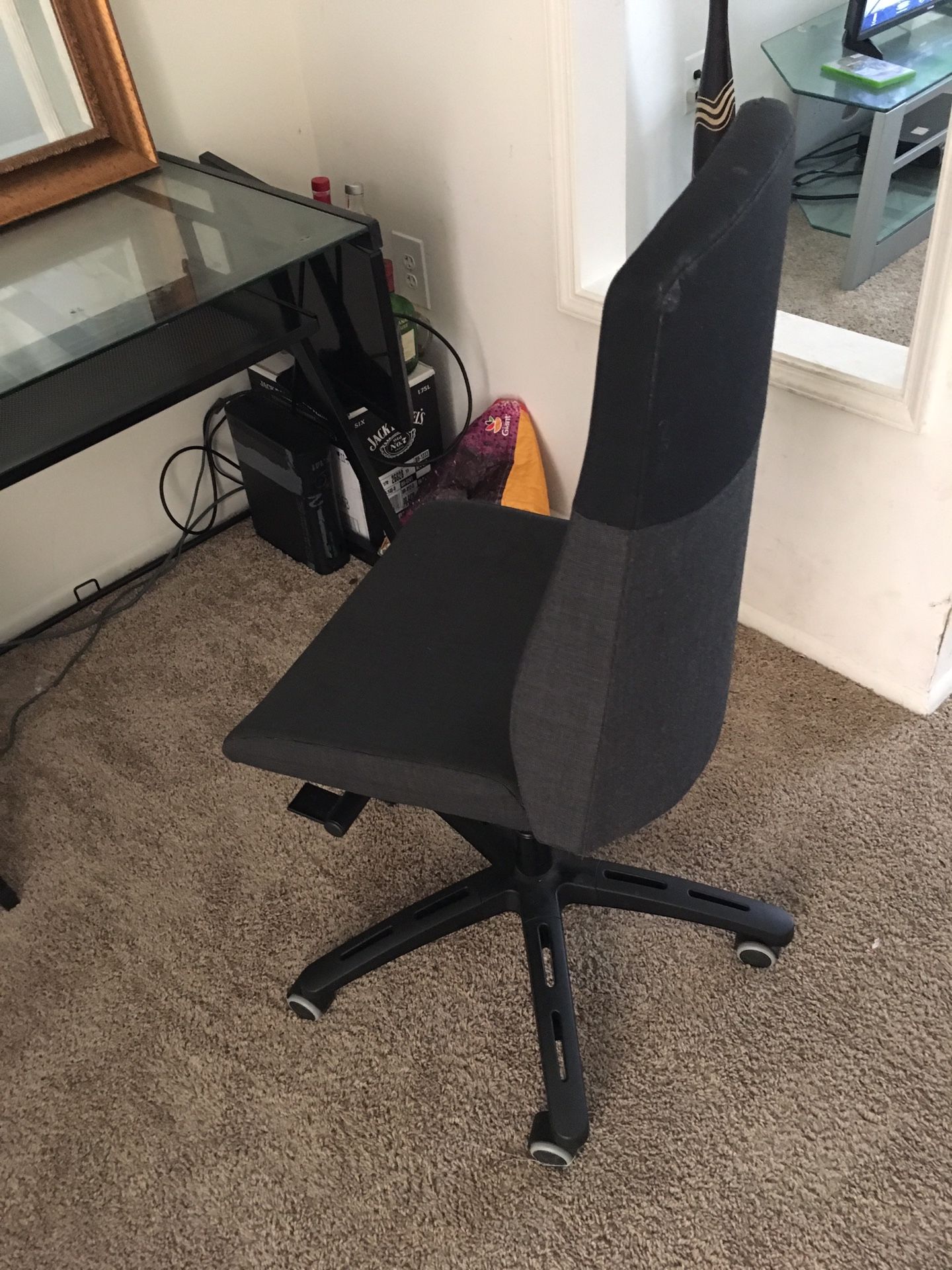 Computer desk and chair (pick up)