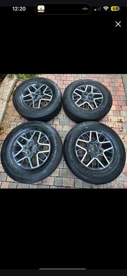OEM 2025 Jeep Gladiator Tires/Rims Bridgestone Dueler