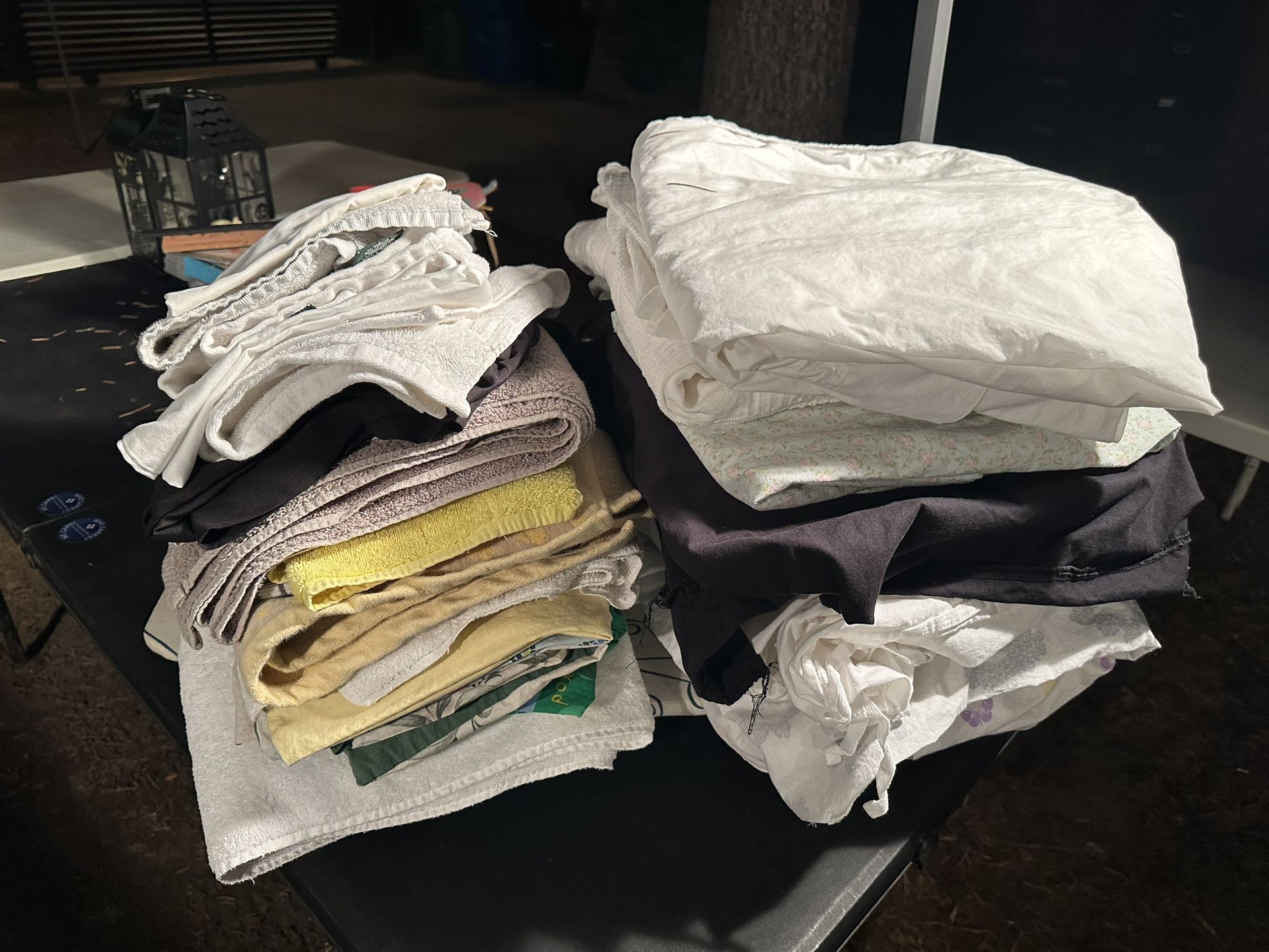 Bed Queen Size Sheets And Different Sizes Towels - Great Condition - Used - Take All For 50$ More Than 20 Pieces Pillow Cases Too