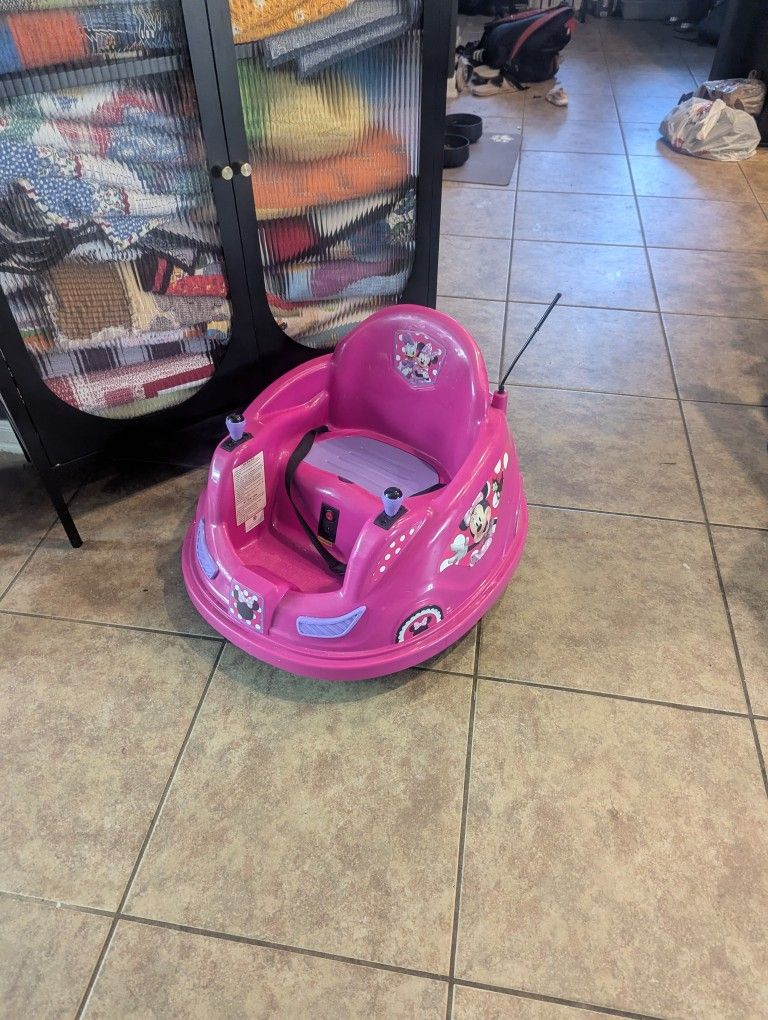 Disney's Minnie Mouse 6V Bumper Car, Battery Powered Ride on by Flybar, Includes Charger