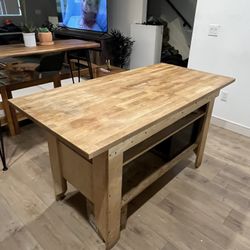 Very Nice Kitchen Table With Lots Of Storage