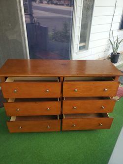 Se Vende Comoda de 6 cajones Medidas de Frente 55× 18 × 34 de altura  todos los cajones  funcionan  vien solo un pequeño  corte base abajo  $ 65