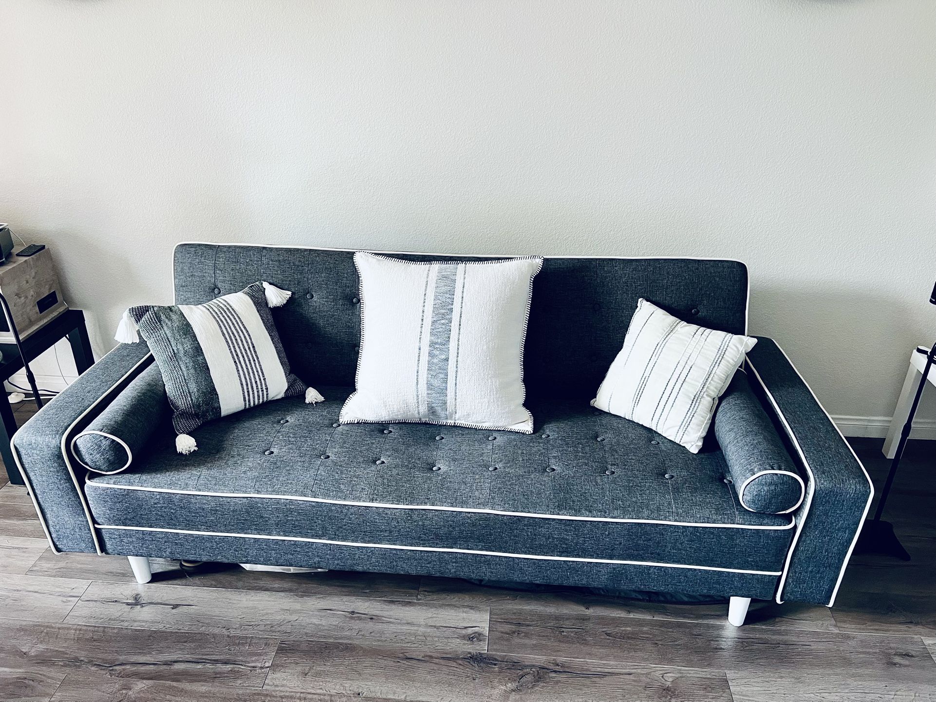 FUTON SOFA BED WITH PILLOWS/ ULTRA MODERN LIVING ROOM SLEEPER SOFA /COUCH /EXCELLENT CONDITION !