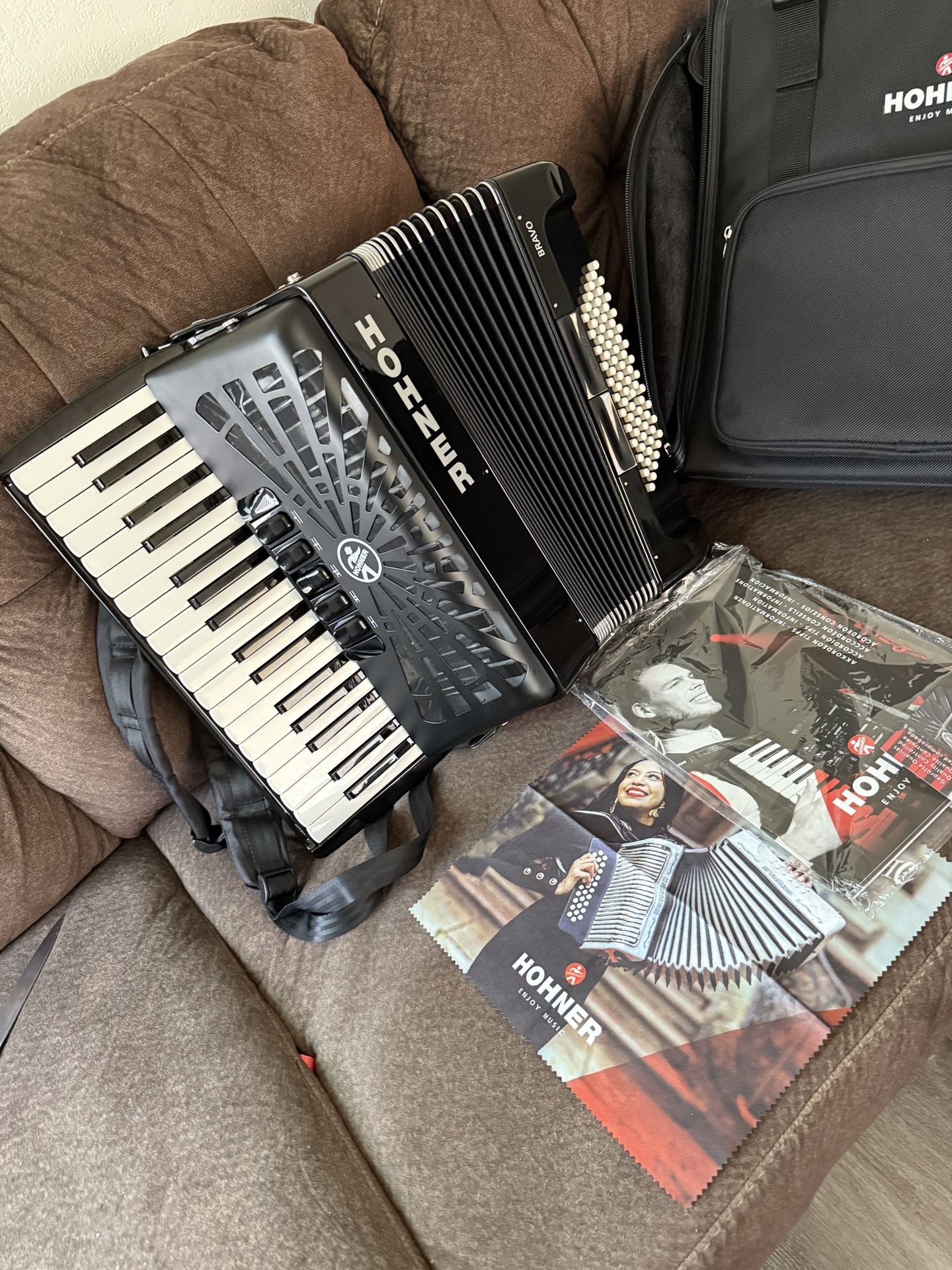 HONHER BRAVO ACORDION 34 Keys