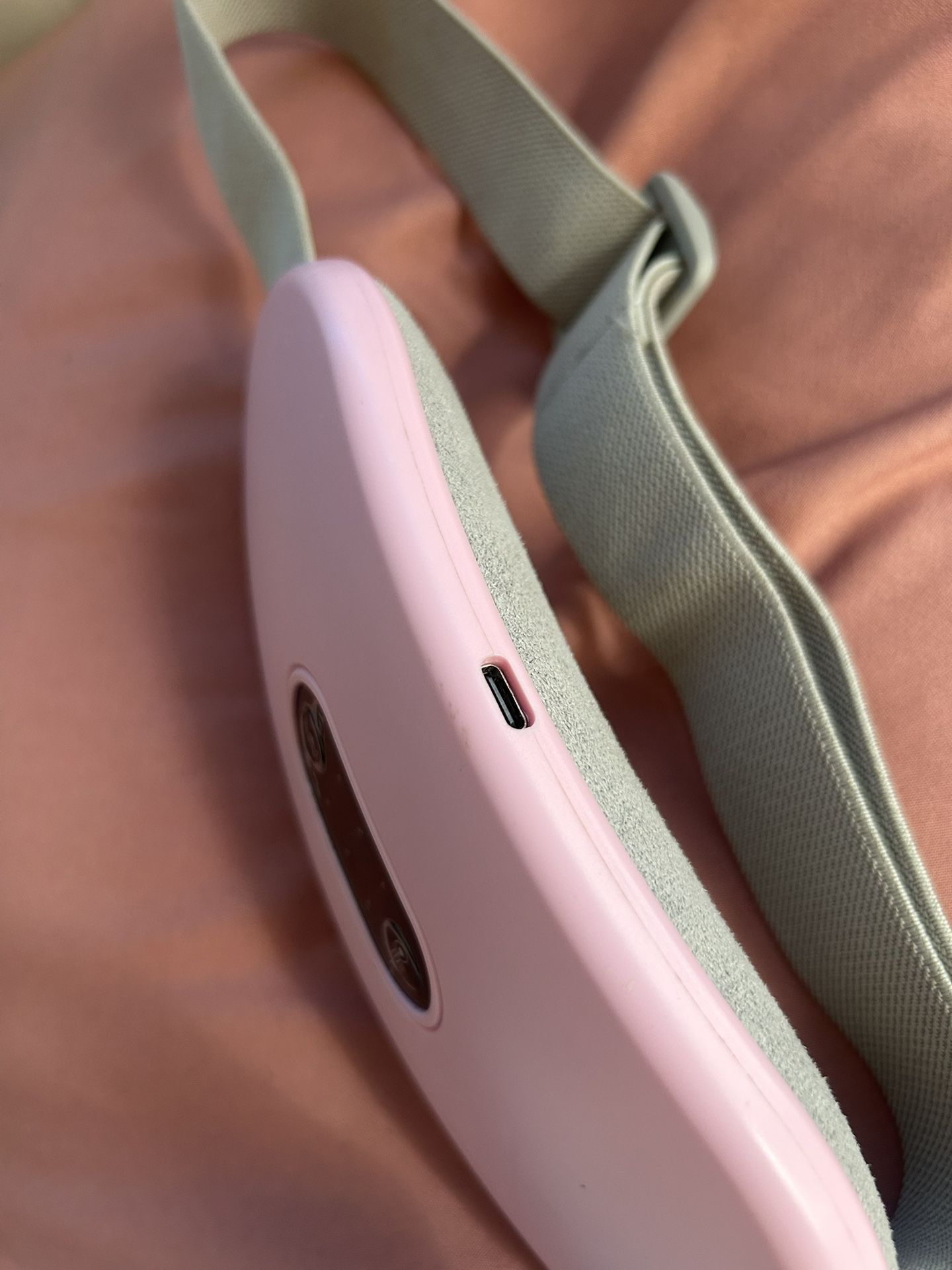 Portable heating belt for woman