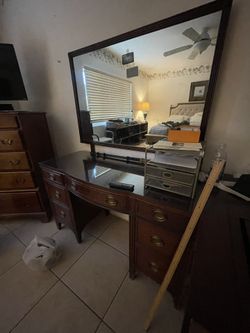 Vanity Desk With Mirror