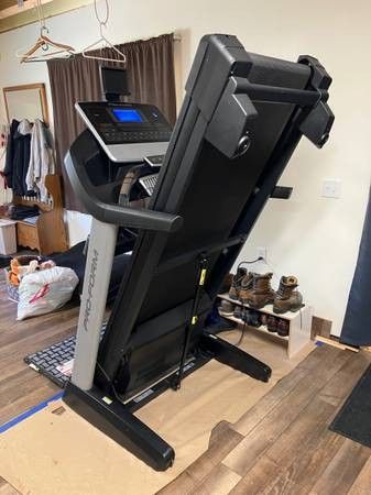PROFORM PRO2000 COMMERCIAL TREADMILL ( LIKE NEW & DELIVERY AVAILABLE TODAY)
