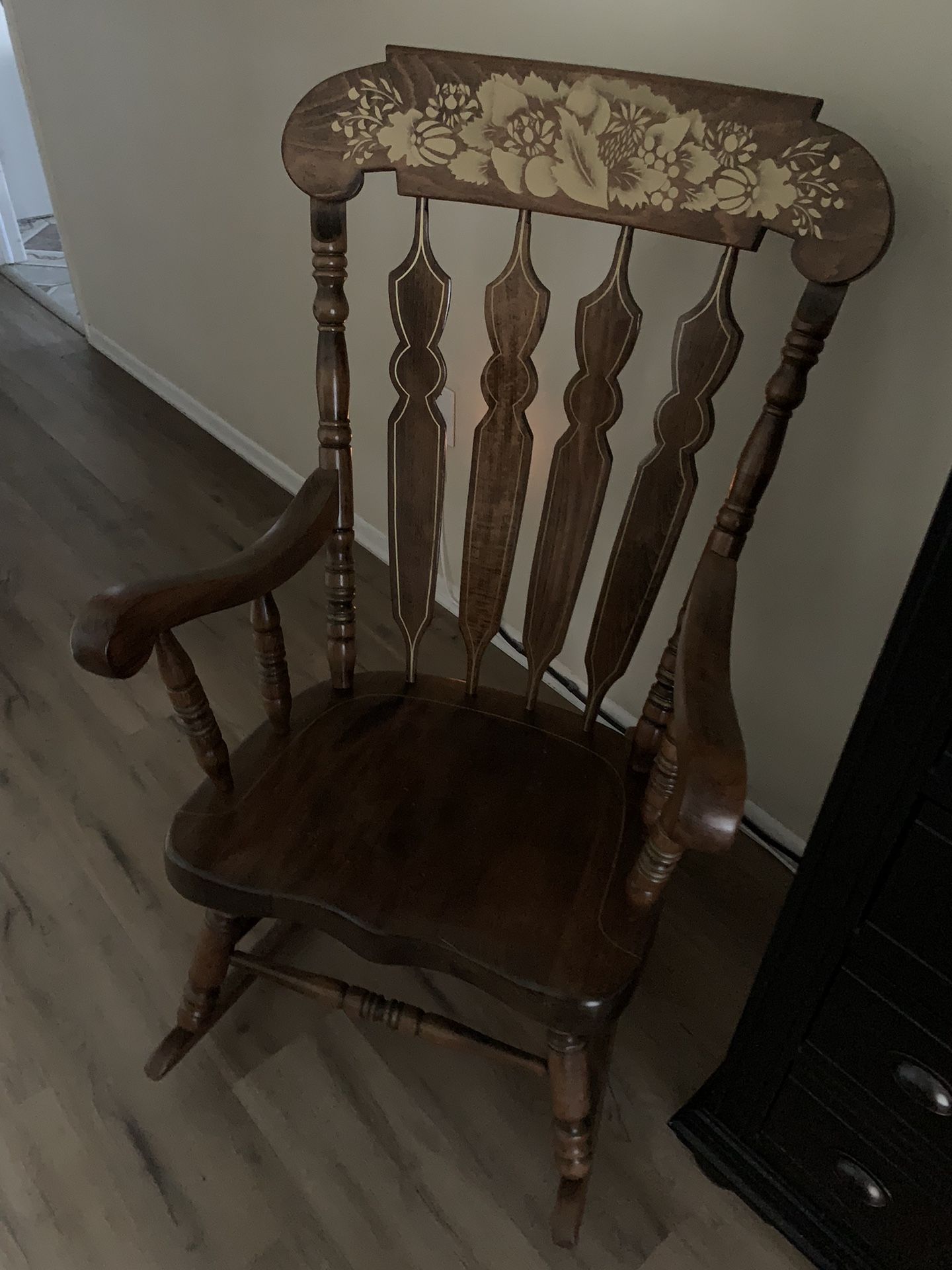 ANTIQUE ROCKING CHAIR