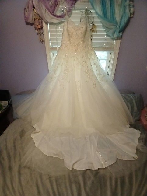 Elegant White Wedding Dress