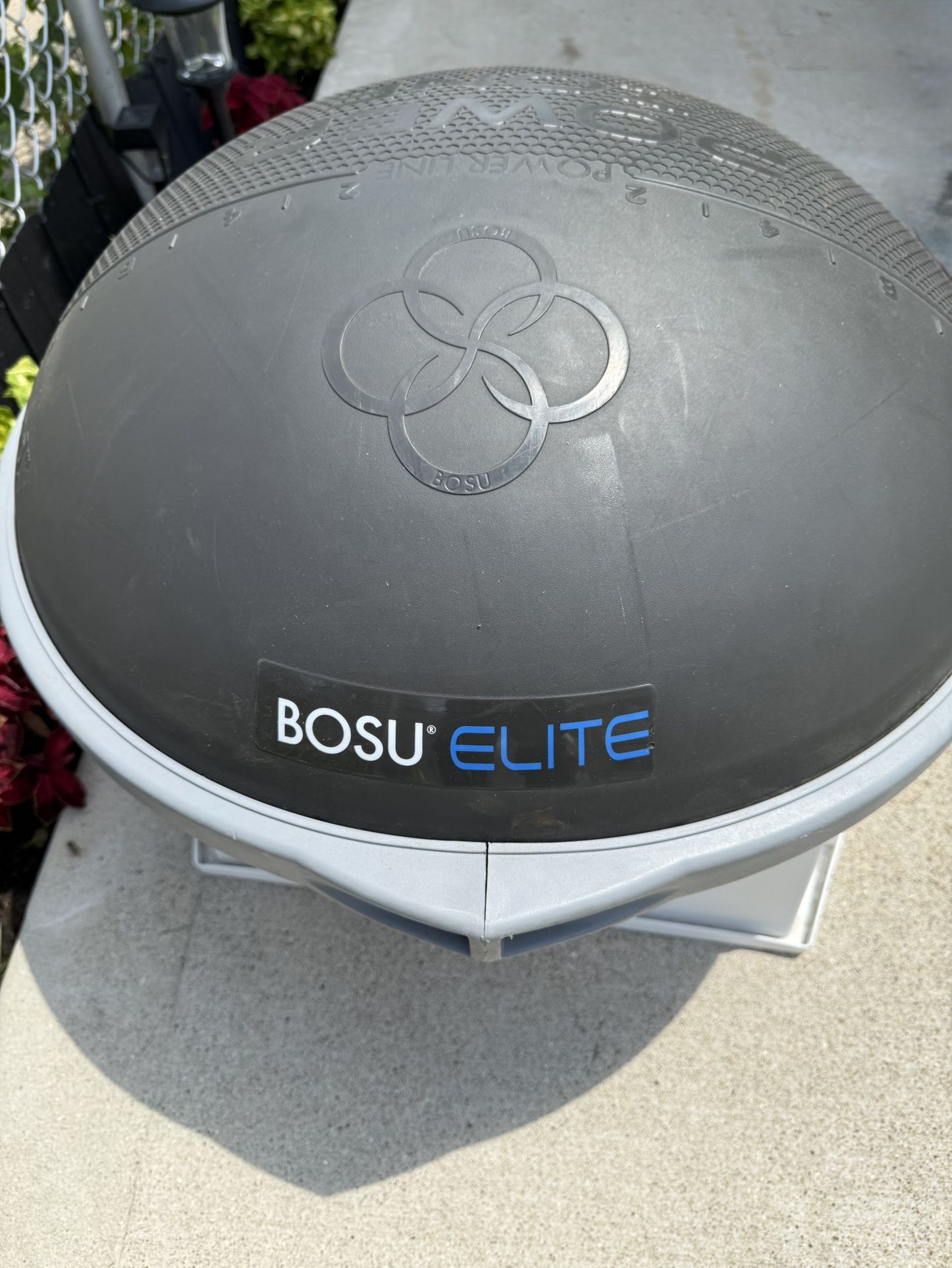 BOSU ELITE BALANCE TRAINER, THE WECK METHOD. THIS UNIT IS IN GOOD CONDITION. $150.00 OR BEST OFFER. 