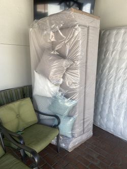 Una Sala Una Tv Smart Y Una Recamara Con Su Colchón