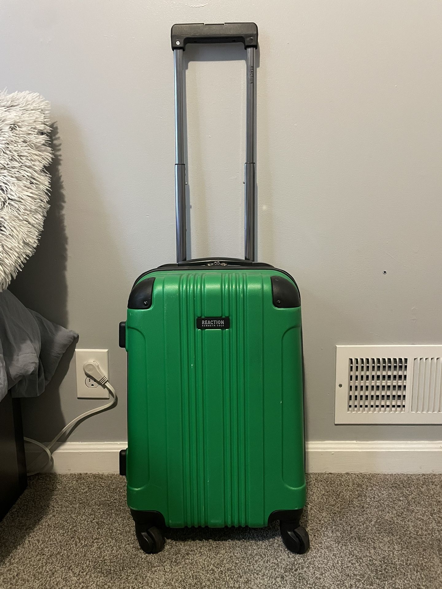 Kenneth Cole Reaction Carryon Suitcase