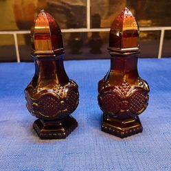 Lovely Avon Cape Cod 1876 ruby red collection salt/pepper shakers