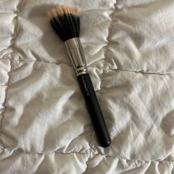 MAC Foundation Brush #187