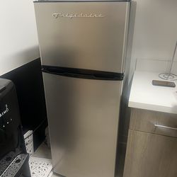 Frigidaire 7.5-cu ft Counter-Depth 21.5-in Wide Top-Freezer Refrigerator ( Platinum )