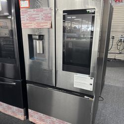 Samsung Family Hub Refrigerator. 🚚WE DELIVER🚚