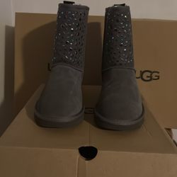 UGG   Bota.  Size #.  7