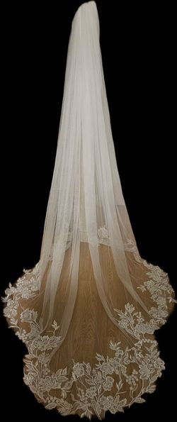 Floral Lace Scalloped Light Ivory Veil