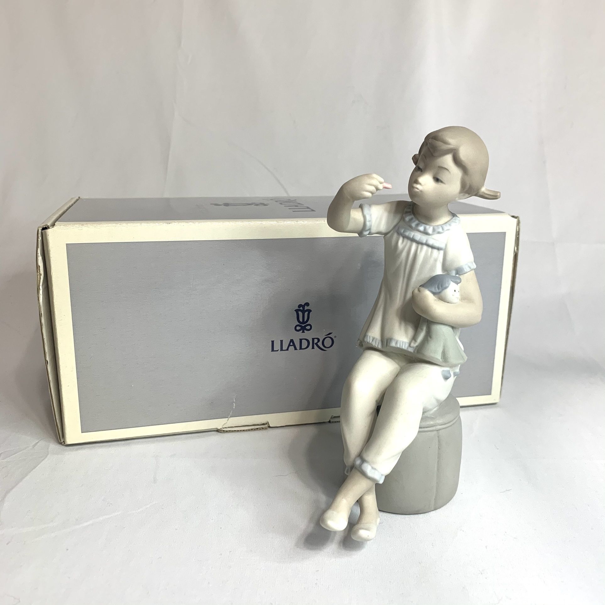 Lladro GIRL WITH DOLL & LIPSTICK #1083 Matte