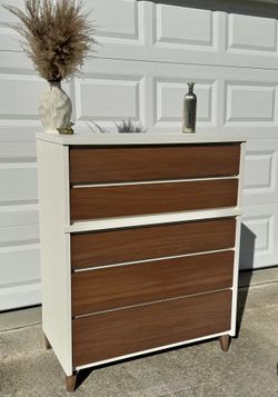 Vintage Stanley Mid Century Modern Dresser!